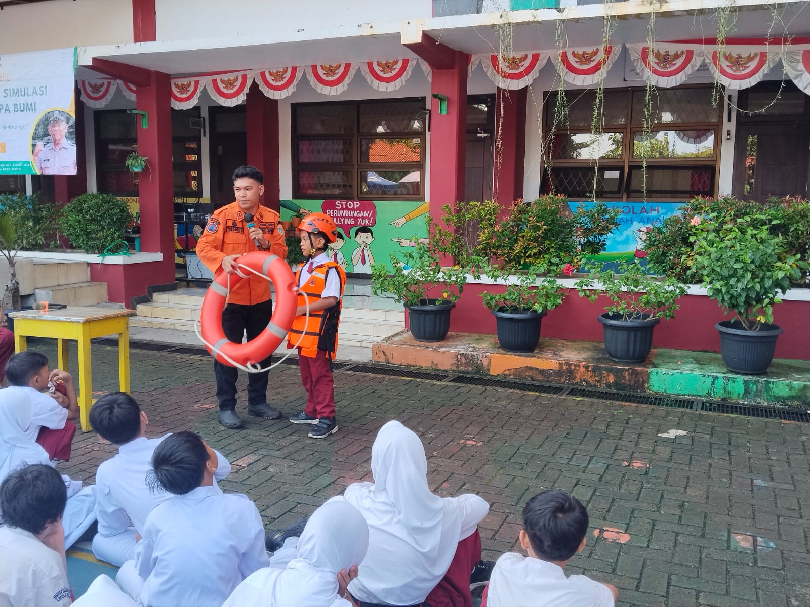 Sosialisasi, Edukasi dan Simulasi Kesiapsiagaan Menghadapi Bencana