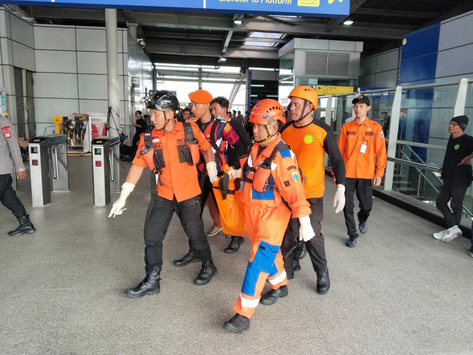 Bersama Tim SAR Gabungan Evakuasi Korban Kecelakaan Kereta Api di Stasiun Bekasi Timur