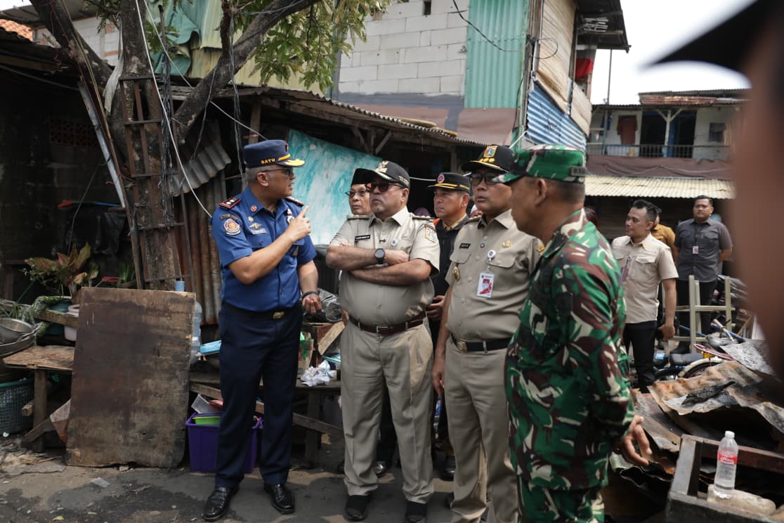 Mendampingi Wakil Gubernur DKI Jakarta, dalam Meninjau Lokasi Kebakaran di Jalan Kemayoran Gempol