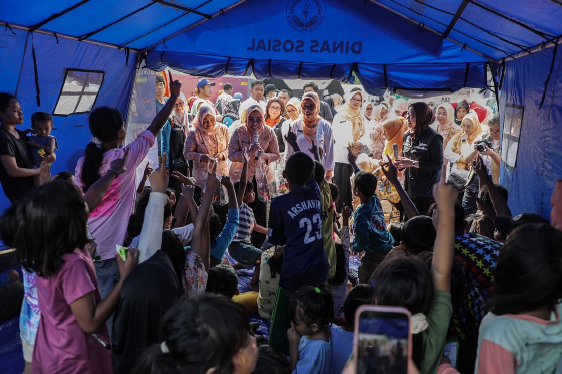 Pemberian Bantuan Dharma Wanita Persatuan (DWP) Provinsi DKI Jakarta kepada Warga Terdampak Kebakaran