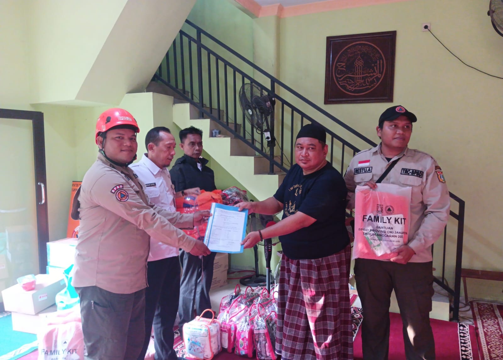 Pendistribusian Bantuan Logistik bagi Penyintas Kebakaran di Jl. Laut Banda