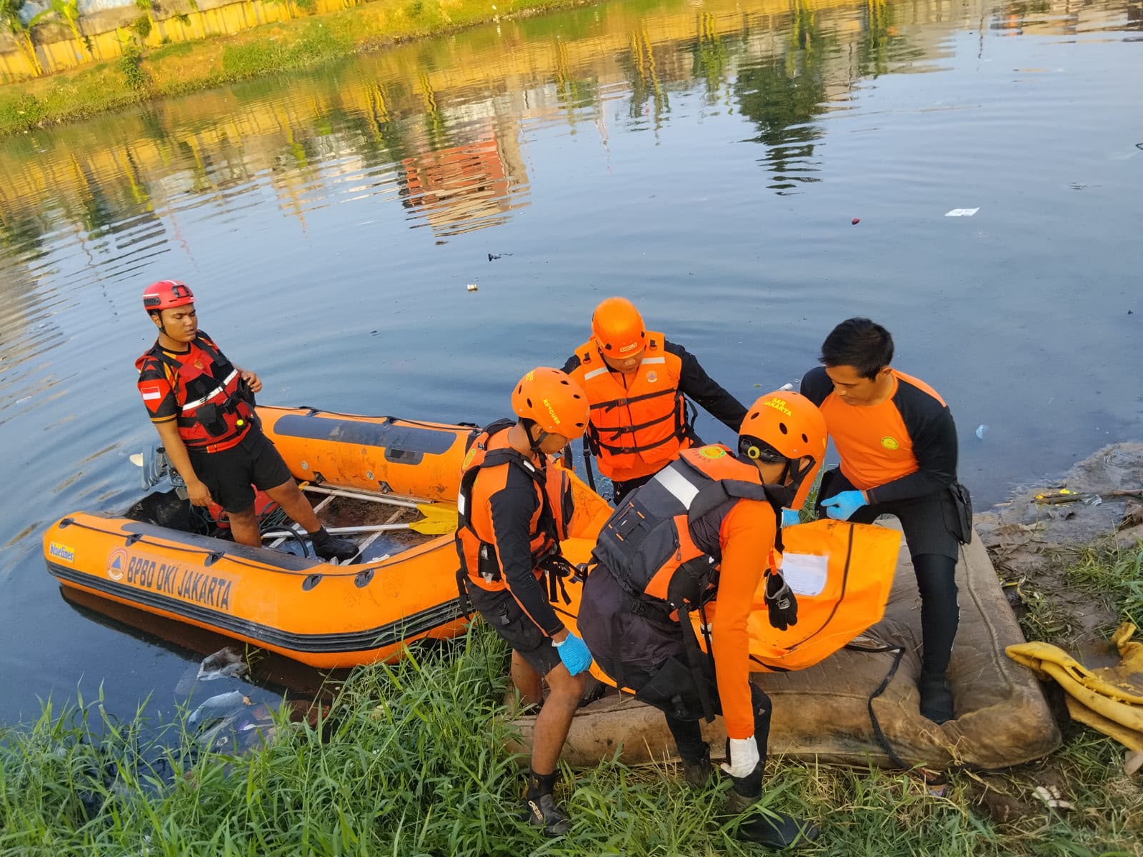 Bersama Tim SAR Gabungan Berhasil Evakuasi Kejadian Membahayakan Manusia ( KMM )