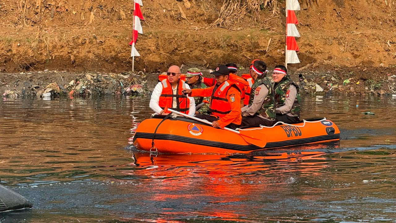 GIAT KERJA BAKTI MASSAL BERSIH BERSIIH SUNGAI, MERAH PUTIHKAN JAKARTA