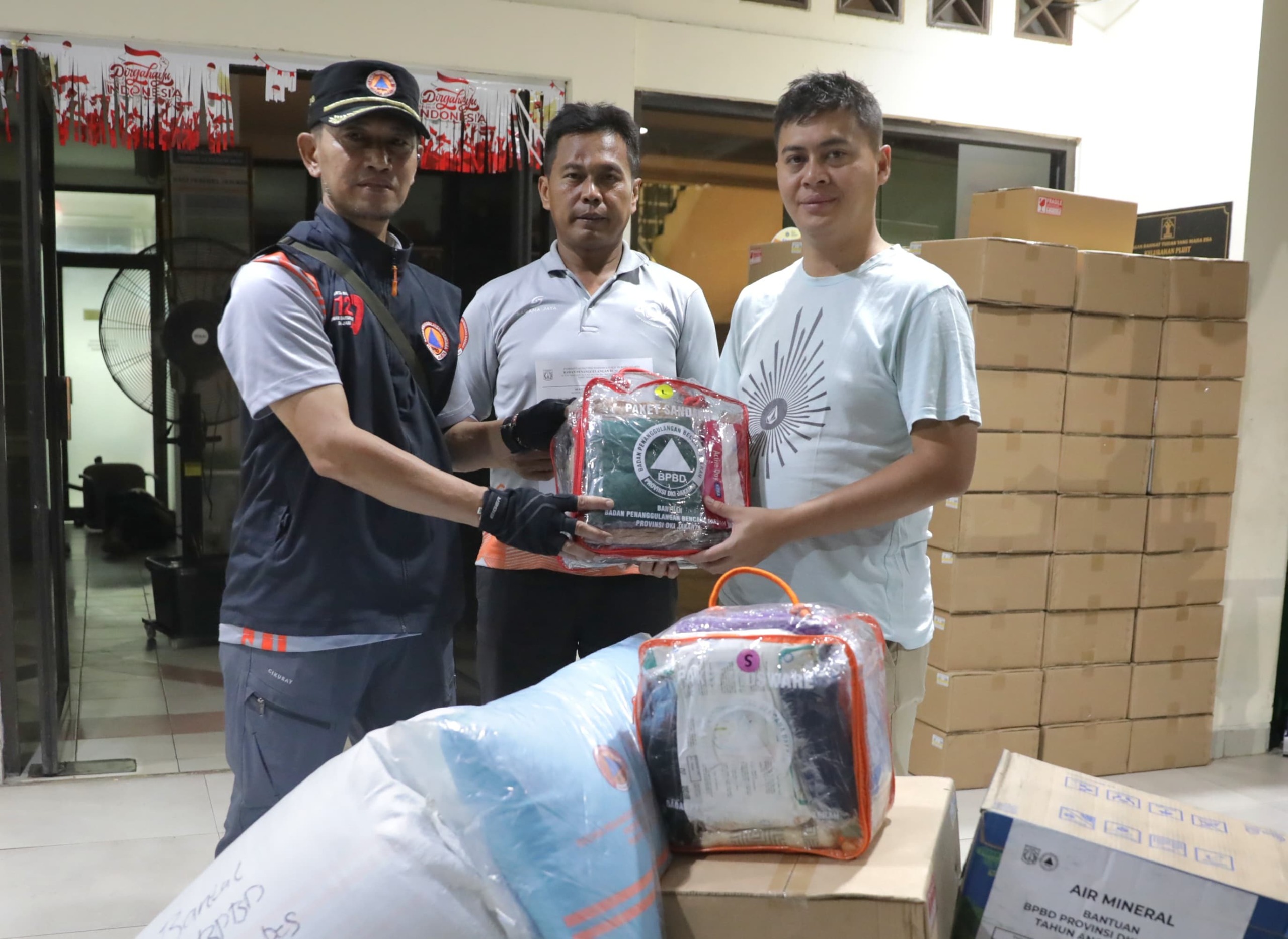 Pendistribusian Bantuan Logistik bagi Penyintas Kebakaran