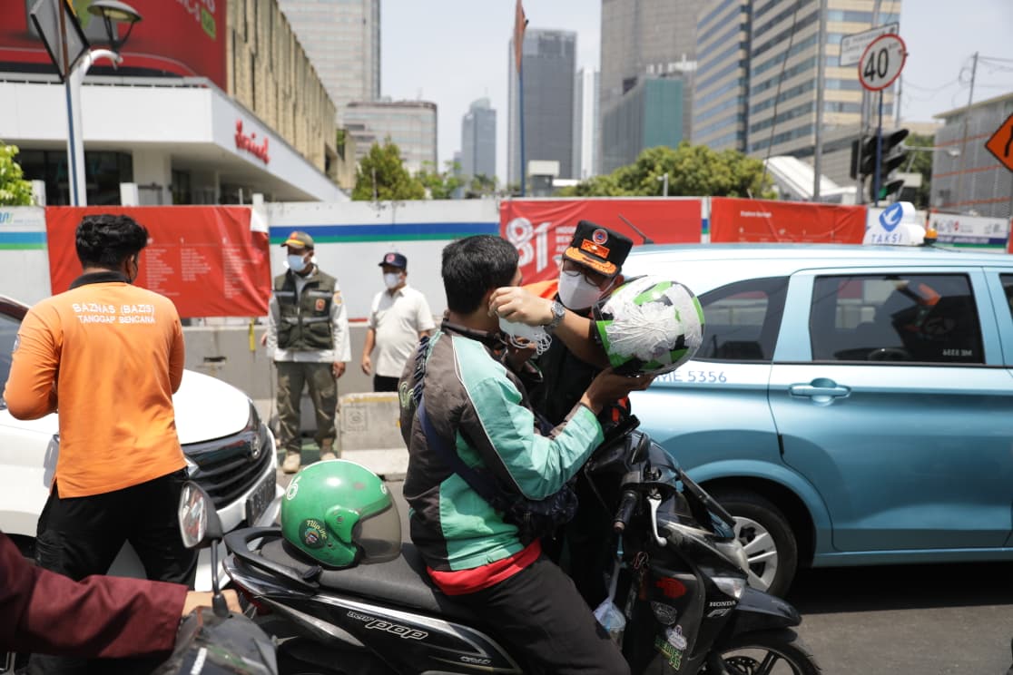 Pembagian Masker sebagai Langkah Antisipasi Terhadap Dampak Abu Vulkanik Gunung Anak Krakatau