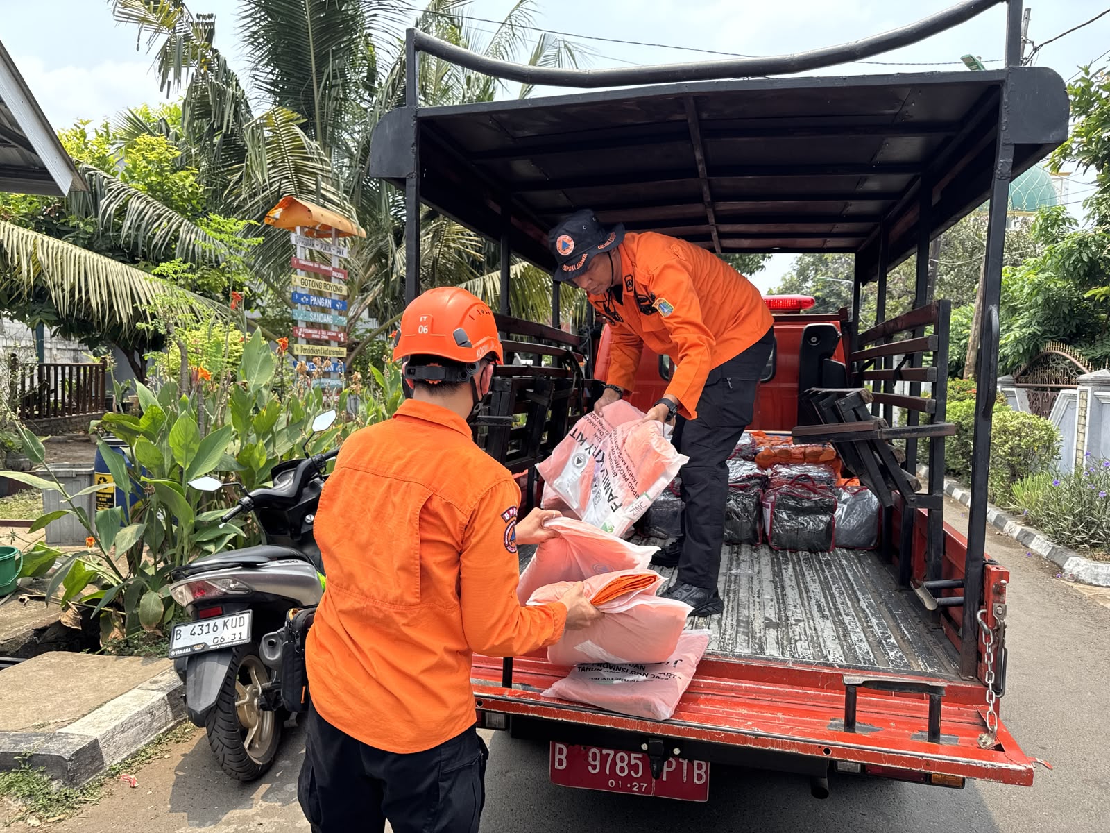 Pendistribusian Bantuan Logistik untuk para Penyintas Kebakaran di Kel. Ujung Menteng