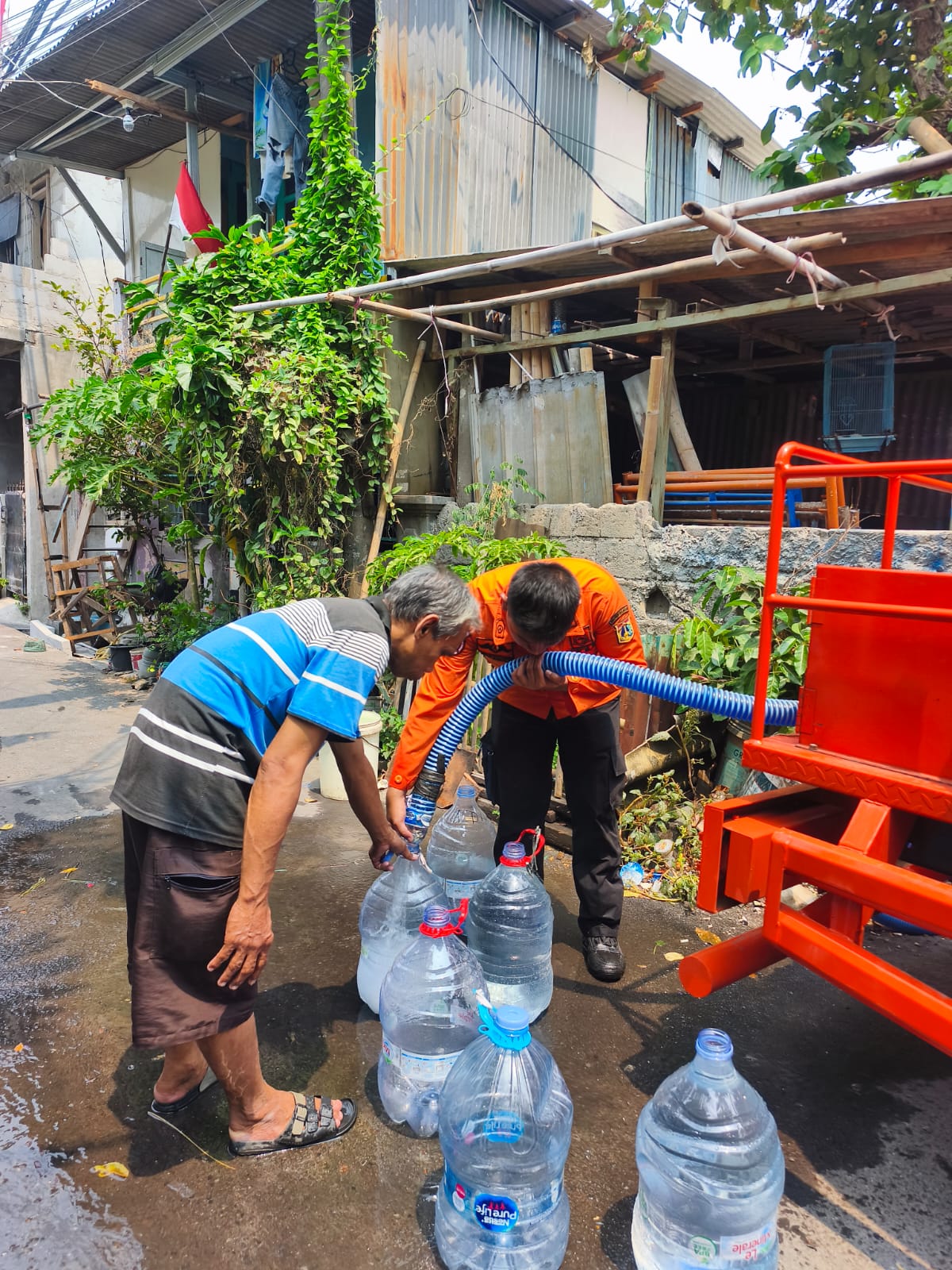 Pendistribusian Air Bersih bagi Warga Terdampak Kekeringan di Wilayah Jakarta Barat