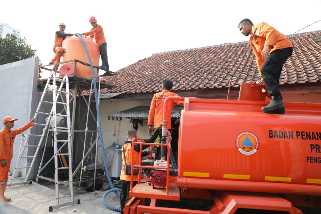 Pendistribusian Air Bersih kepada Masyarakat di Beberapa Lokasi Wilayah Jakarta Selatan