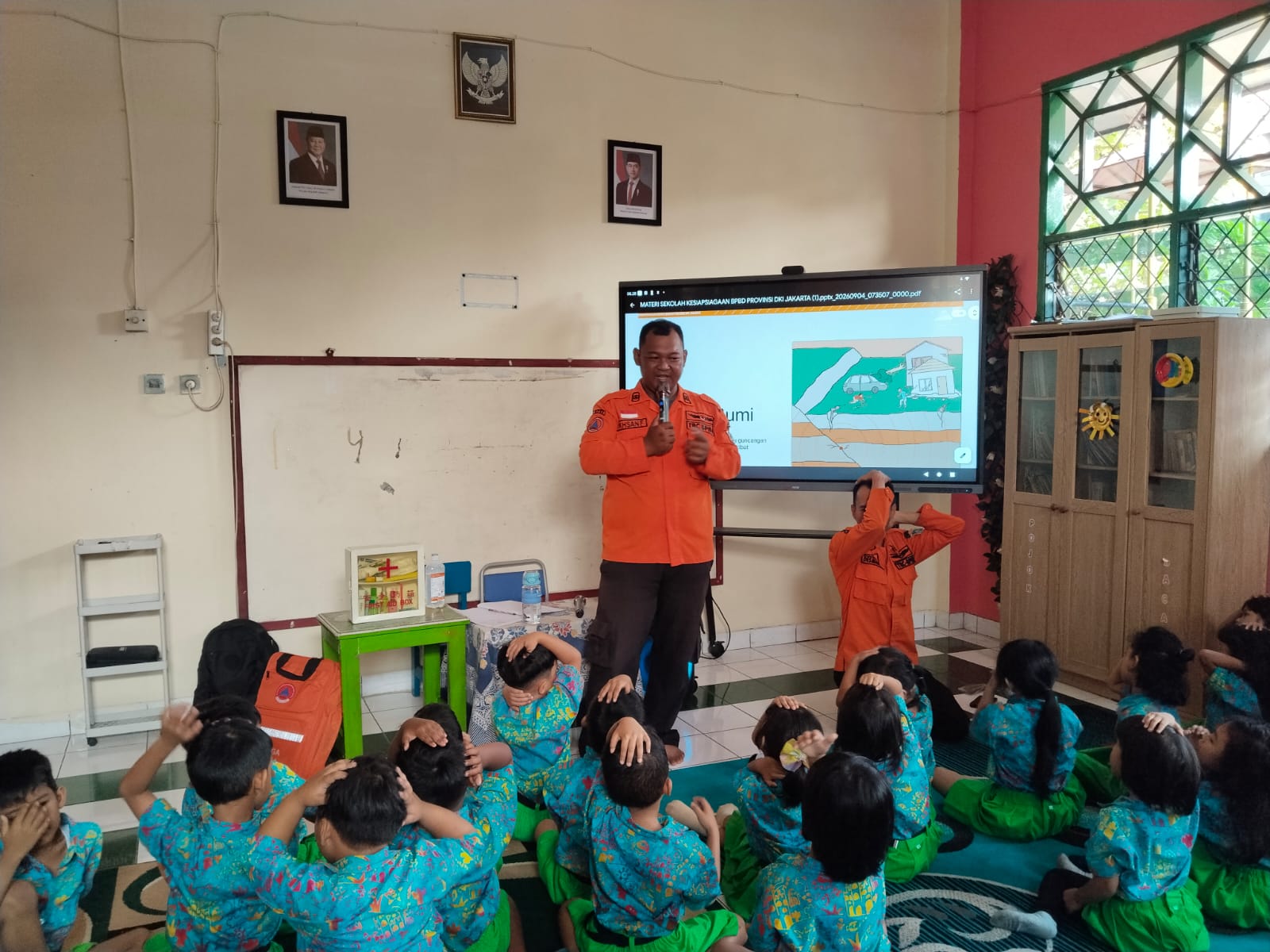Sosialisasi, Edukasi, dan Simulasi Kesiapsiagaan Menghadapi Bencana