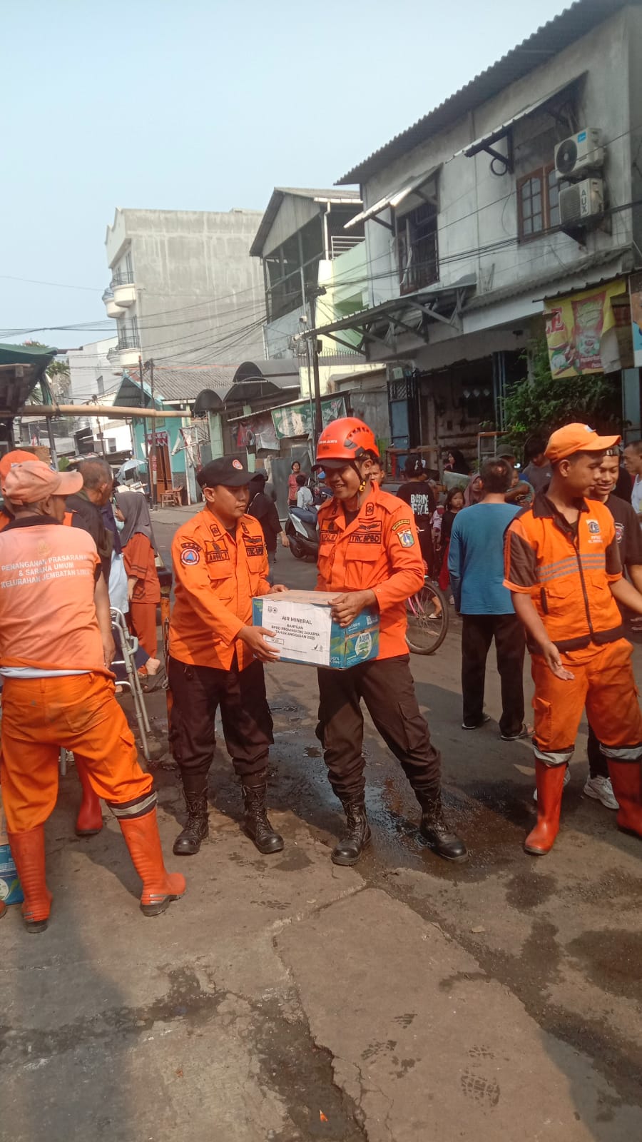 Pendistribusian Bantuan Logistik dan Pemasangan Tenda Posko bagi Penyintas Kebakaran di Kec. Tambora, Jakarta Barat