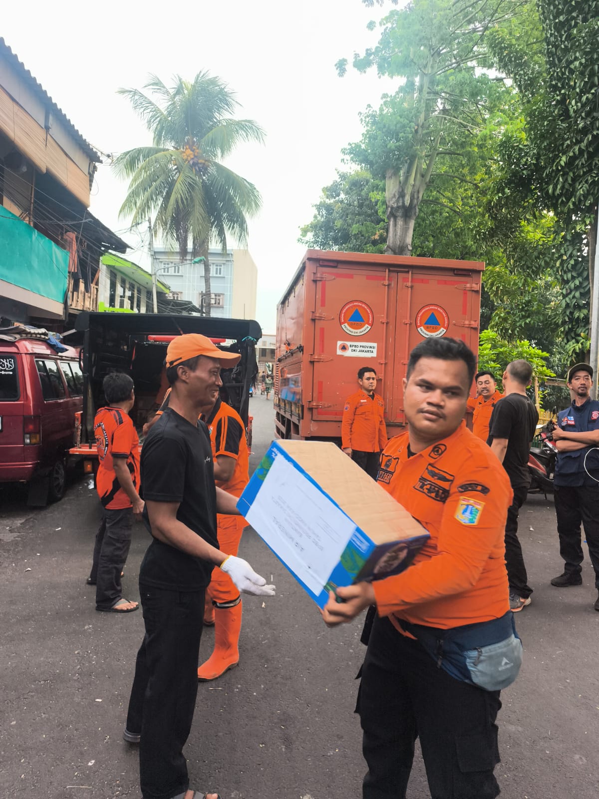 Pendistribusian Bantuan Logistik untuk para Penyintas Kebakaran di Kel. Keagungan