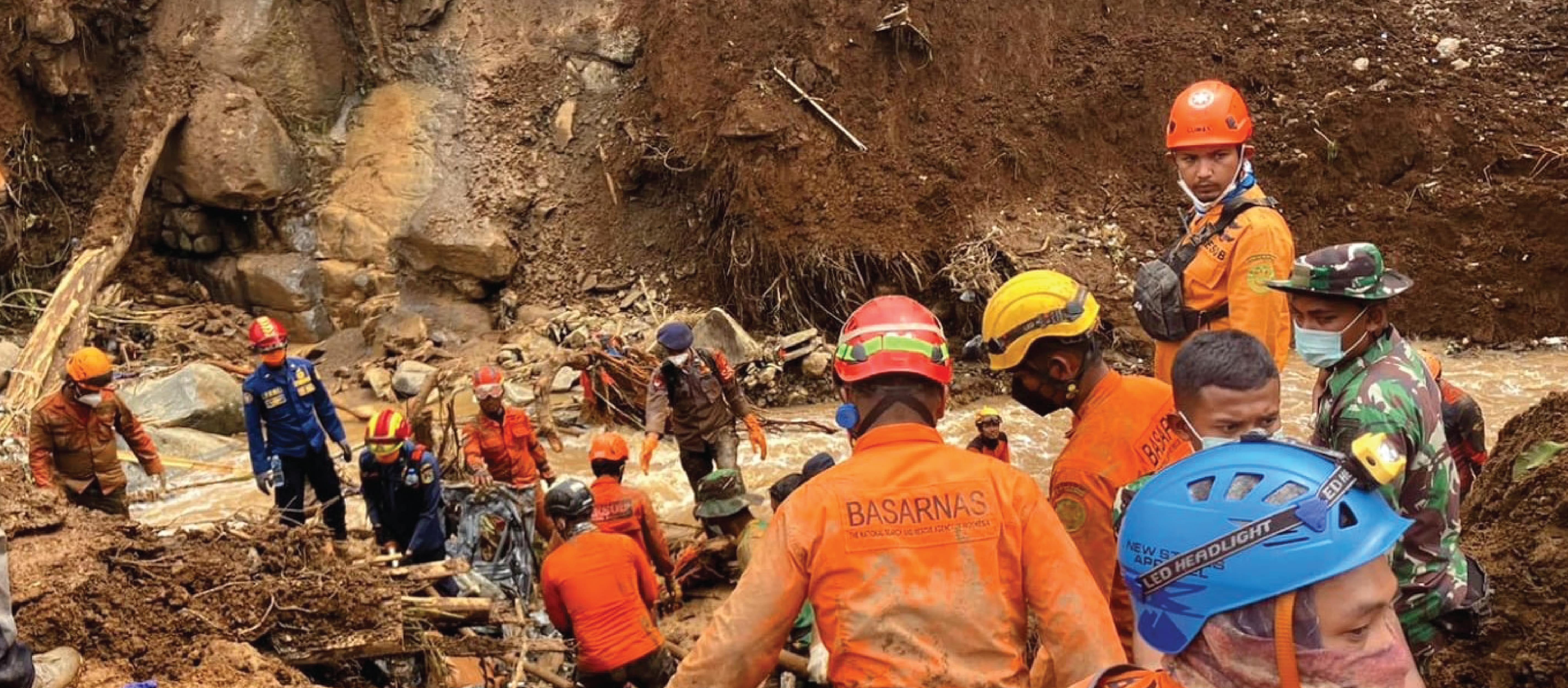 Satgas kOlaborasi DKI Jakarta Melakukan Pencarian dan Evakuasi Korban yang Tertimbun Tanah Longsor dan Bngunan Roboh